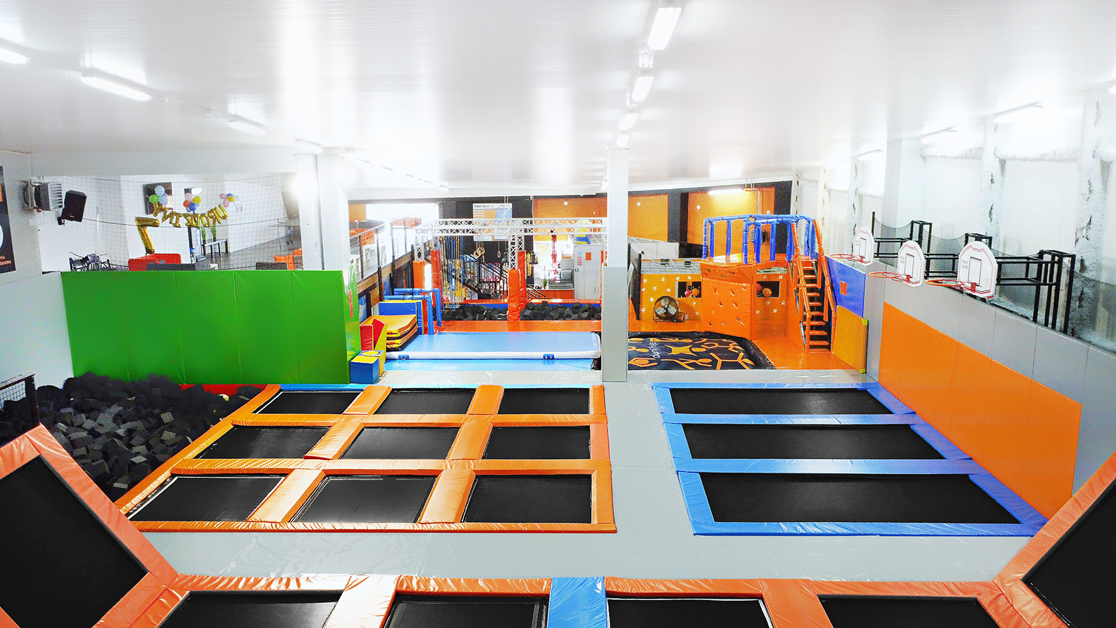 Kompletter Trampolinpark – Vogelperspektive