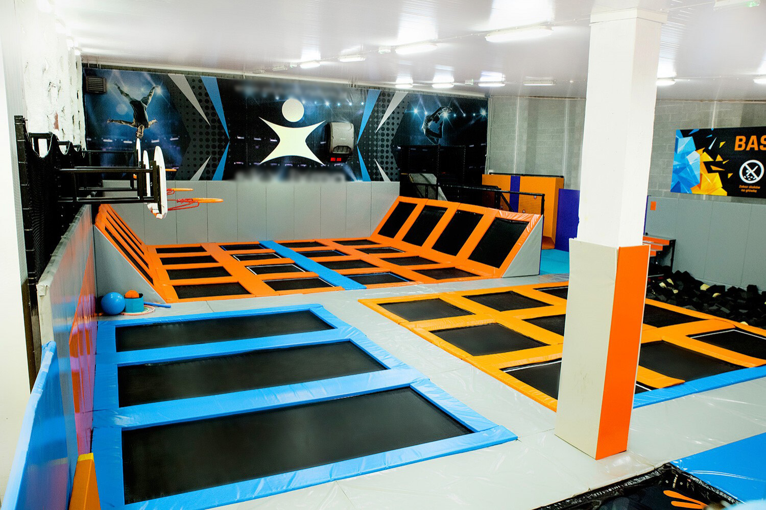 Trampolinpark – Gesamtansicht der Halle