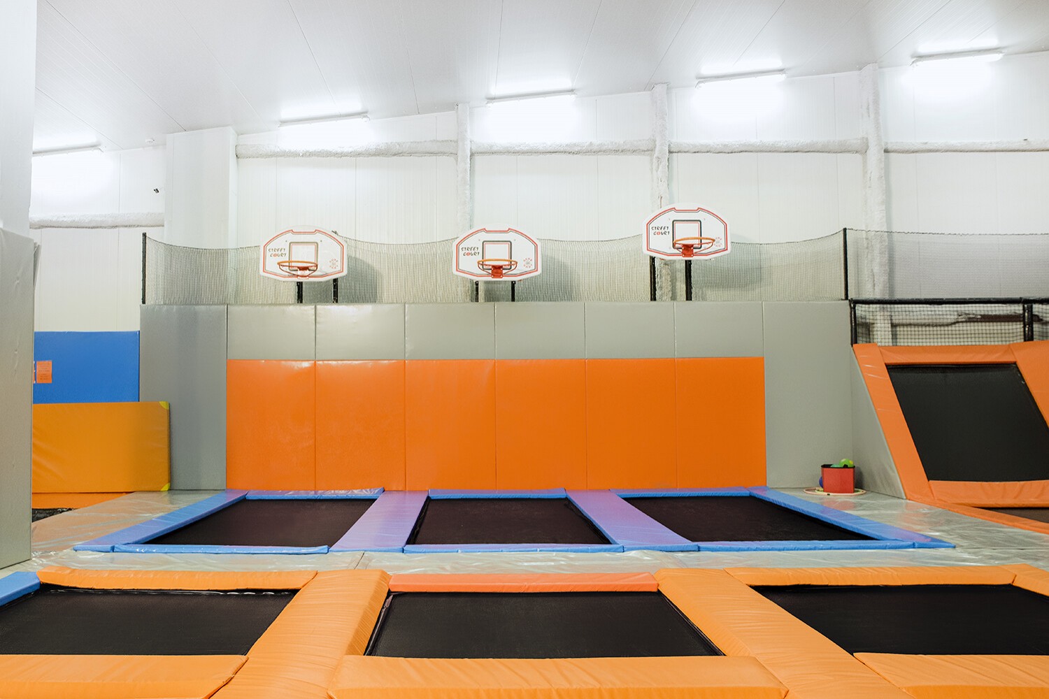 Basketball-Zone mit Anlauftrampolinen