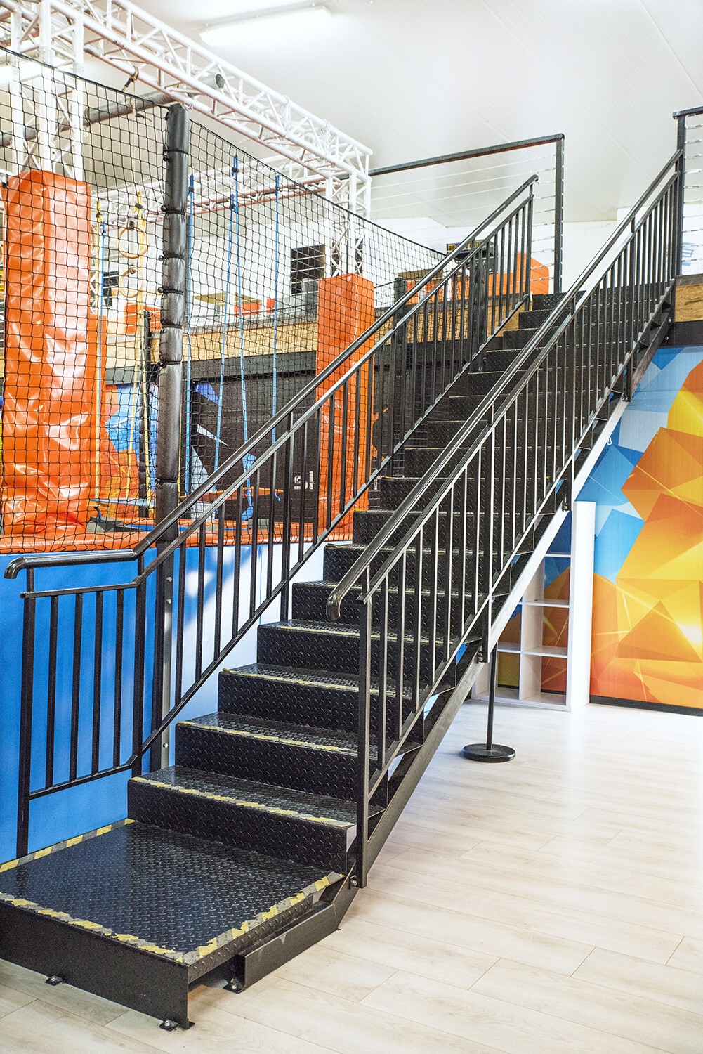 Stahltreppe zur Verbindung von Halle und Galerie