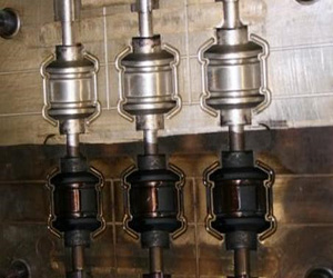 Ein Beispiel für Laserarbeit mit einem Metallelement